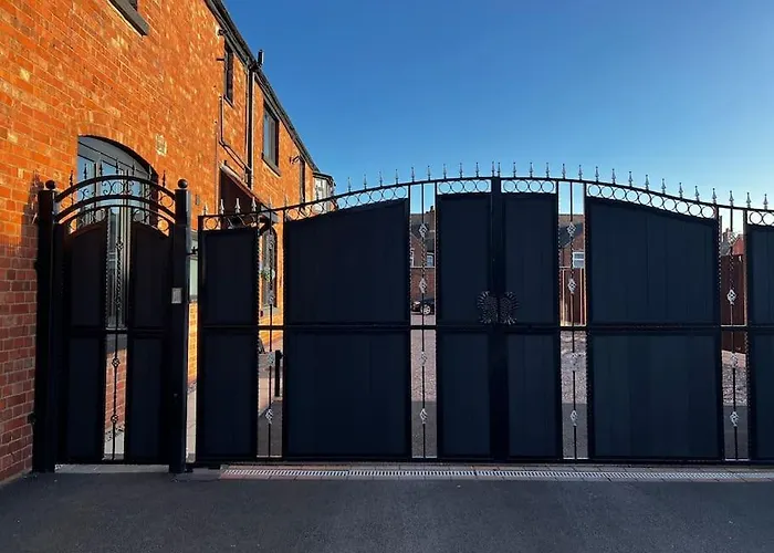 Lux Apartment Nuneaton With Gated, Private Parking