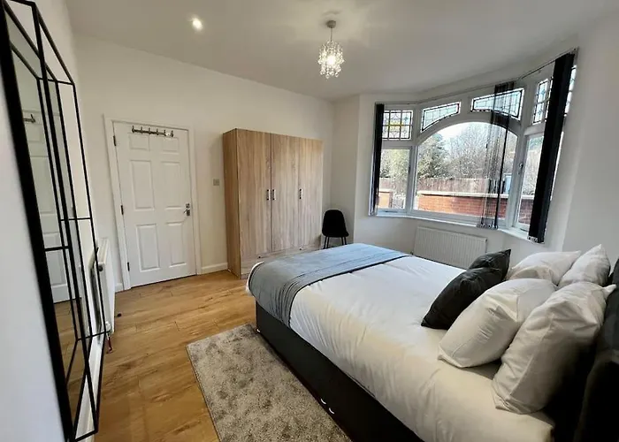 Lux Apartment Nuneaton With Gated, Private Parking