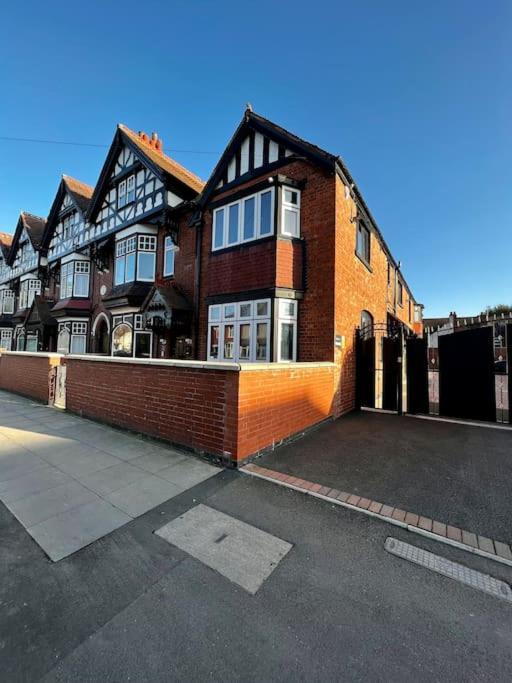 Lux With Gated, Private Parking Apartment Nuneaton