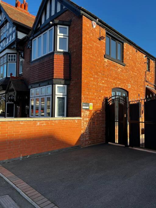 Lux With Gated, Private Parking Apartment