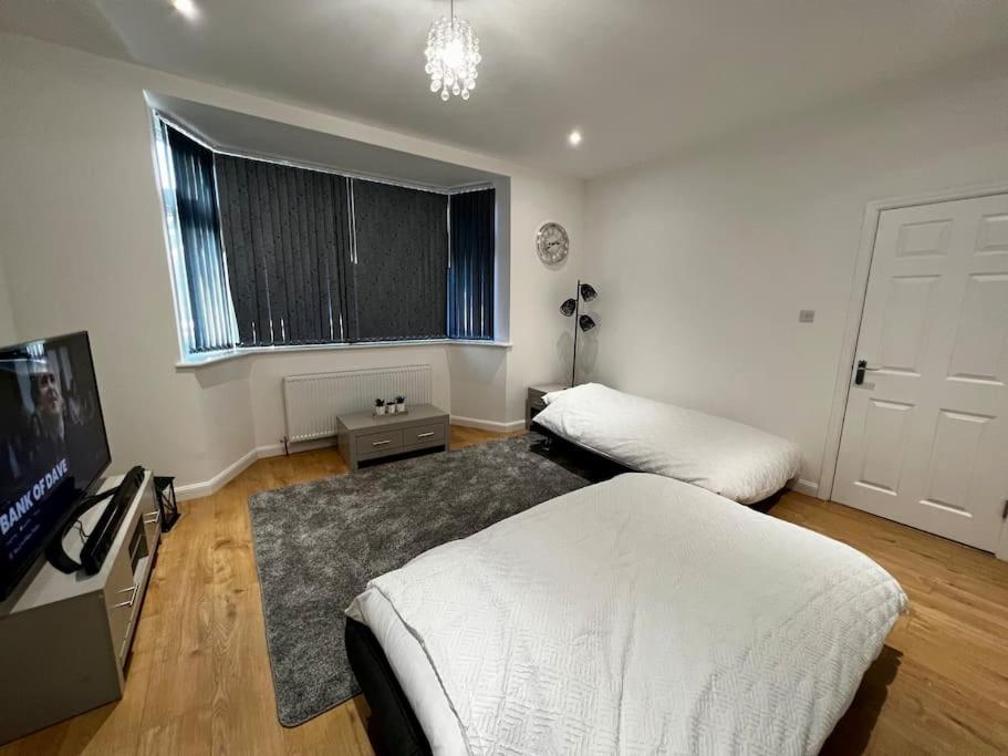 Apartment Lux With Gated, Private Parking Nuneaton
