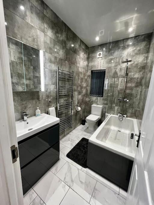 Lux With Gated, Private Parking Apartment *